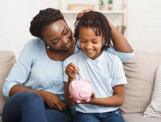 Niña ahorrando en alcancía